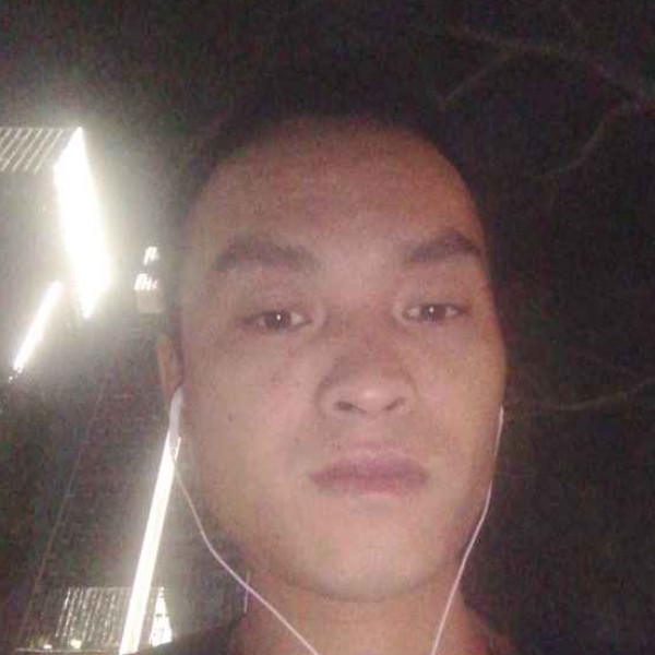 自然挽手眼睛的照片