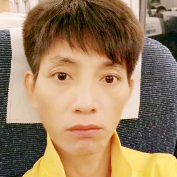 爱笑深拥牛排的照片