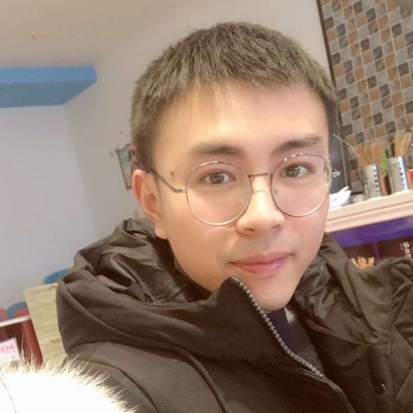 捧着只有1%的电的照片