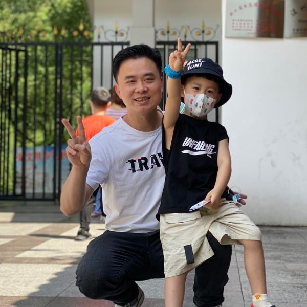 现代等待夏露的照片
