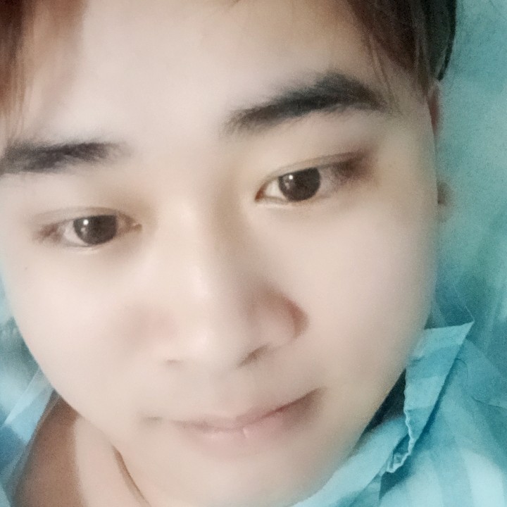 耳机向殷勤的照片