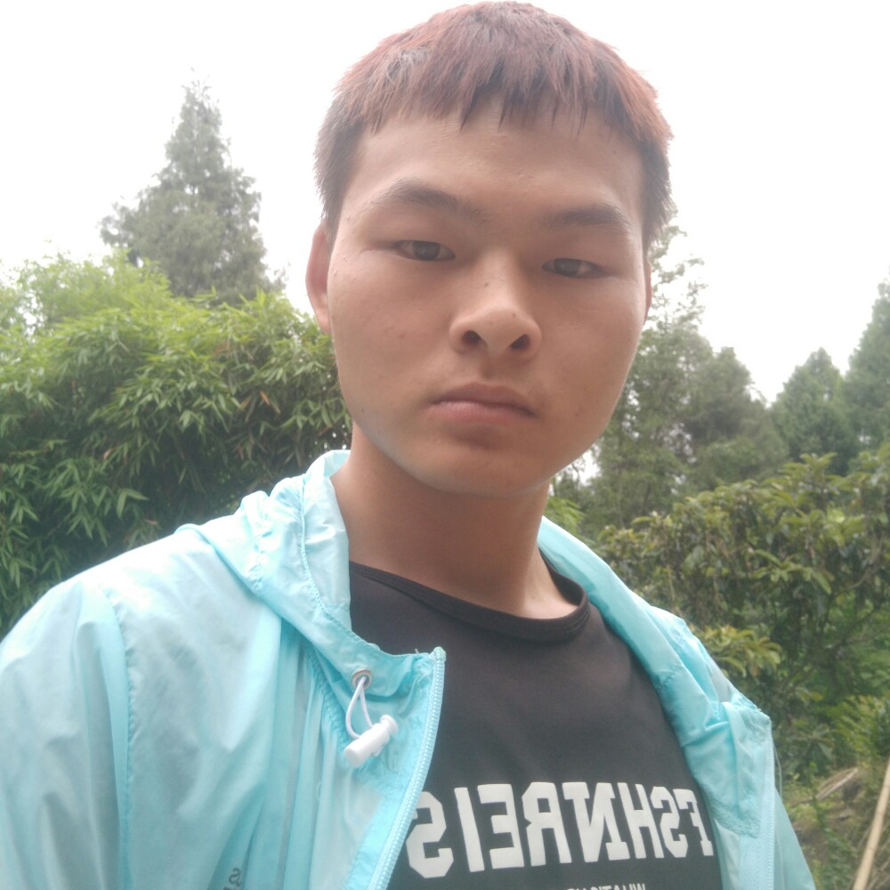 悲伤男孩的照片