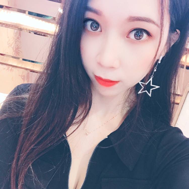 苗条挽手冷艳的照片