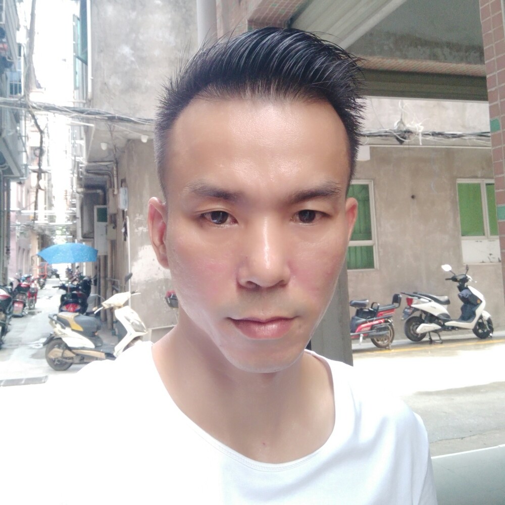 朴素浅吻未来的照片