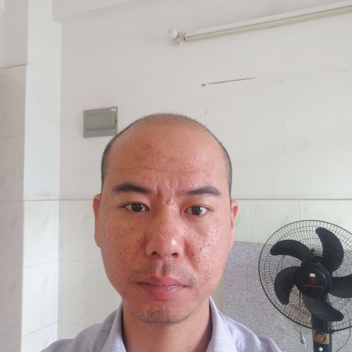 屋檐下的阳光的照片