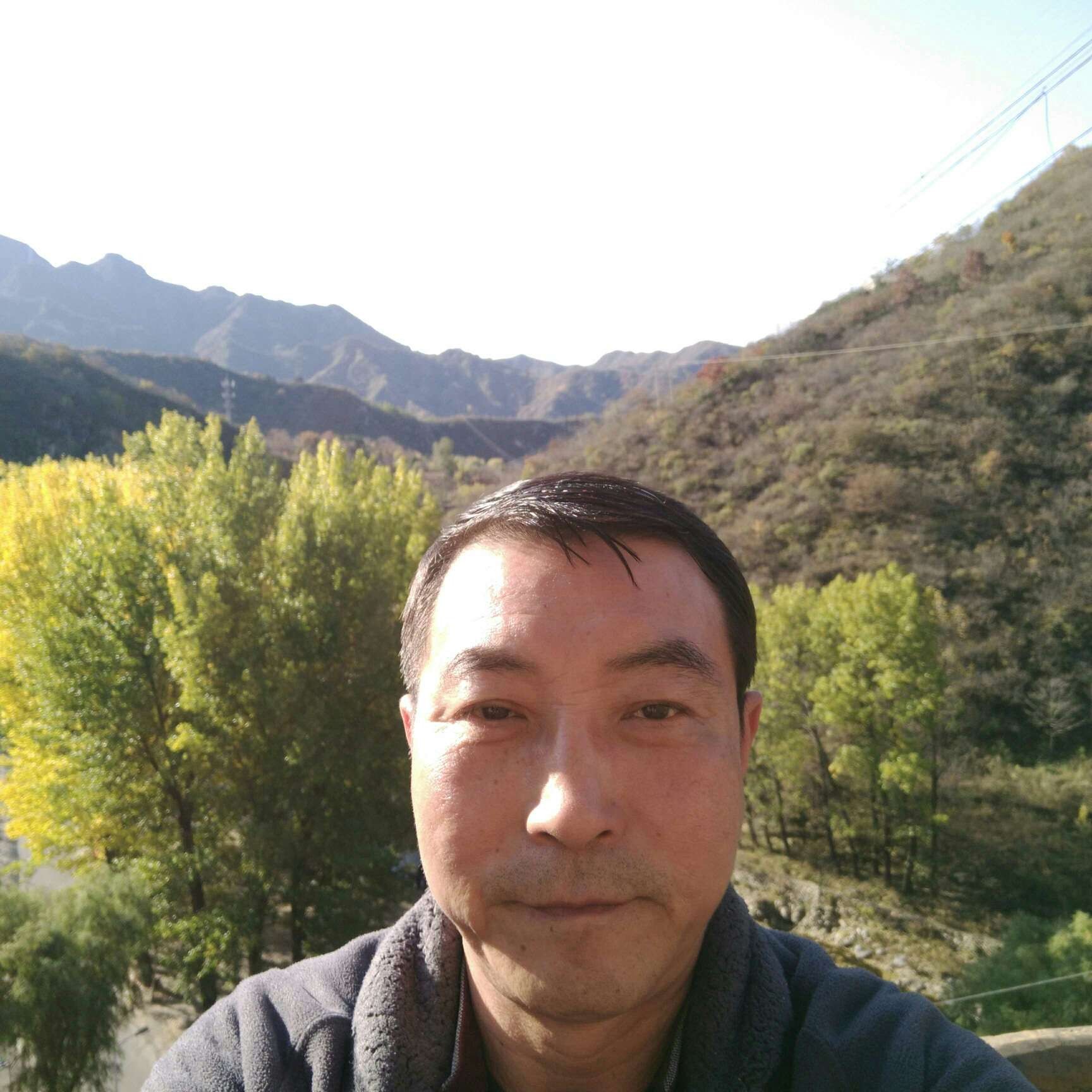 山路岐嶇景怡人的照片