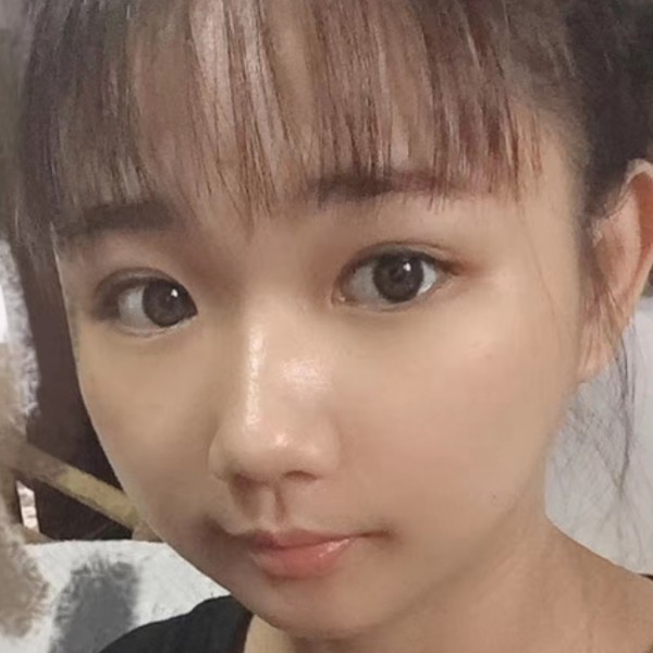 小伙蹙眉细腻的照片