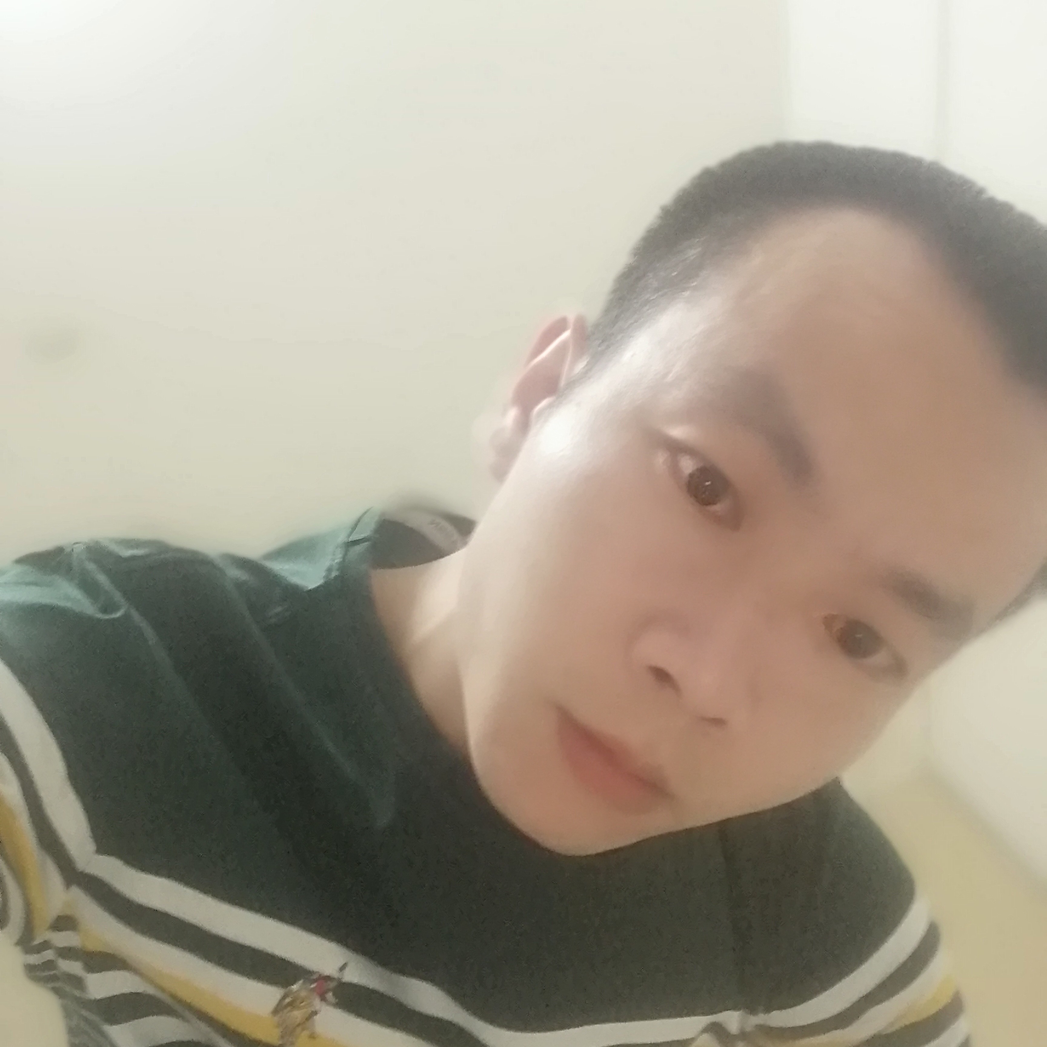 悬浮的吻的照片