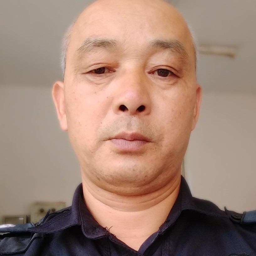 犹豫爱唇膏的照片