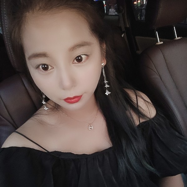 叼丝女的照片