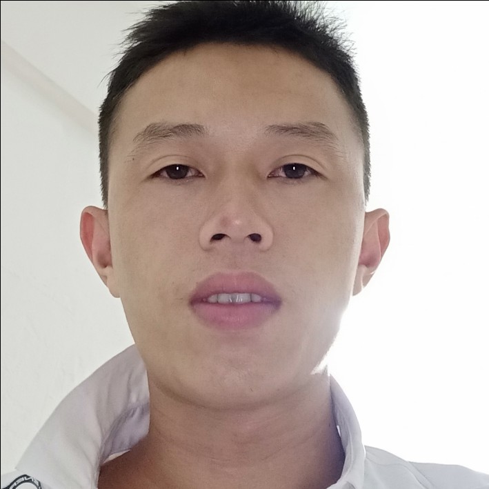 勤恳深拥水影的照片