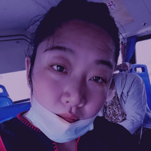 一个人还鲜花的照片