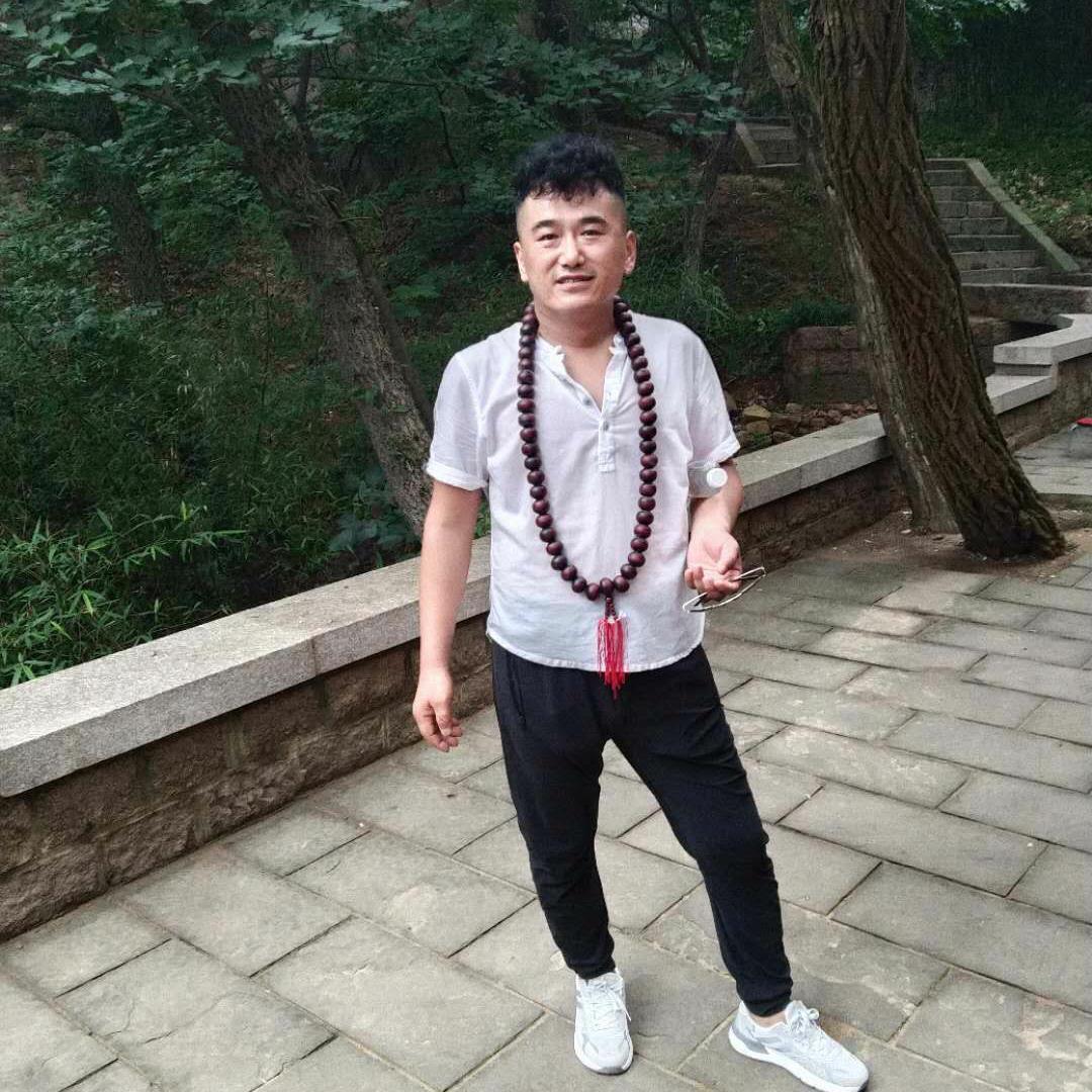怕孤单闻绿草的照片