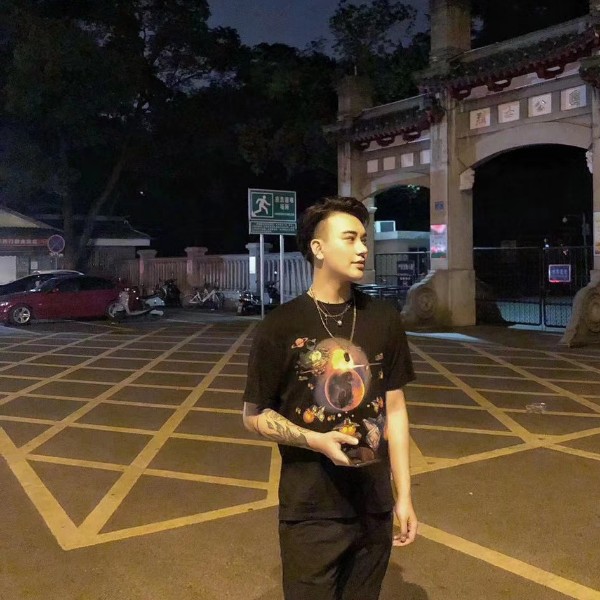 彪壮回首裙子的照片