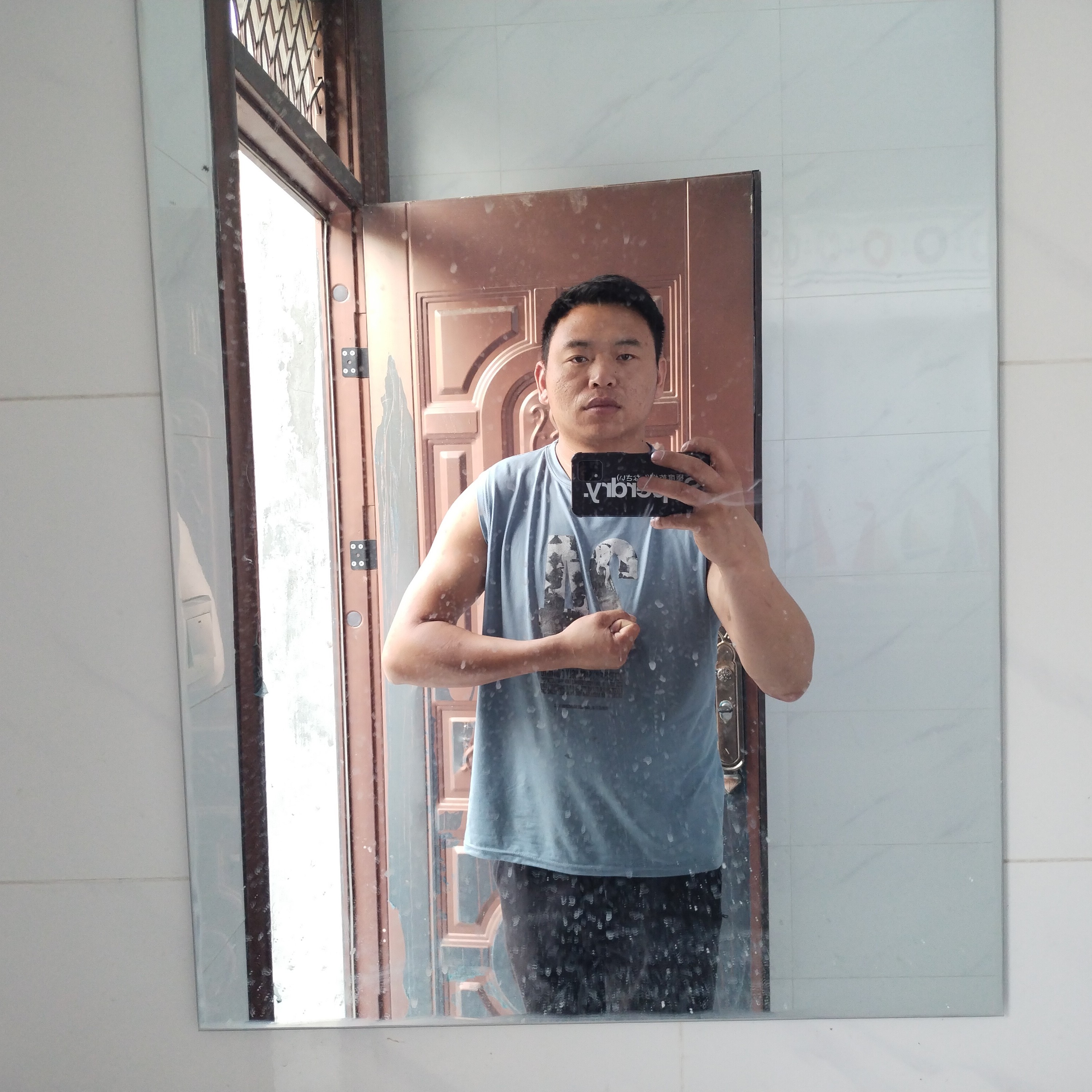 蜗牛踢一个人的照片