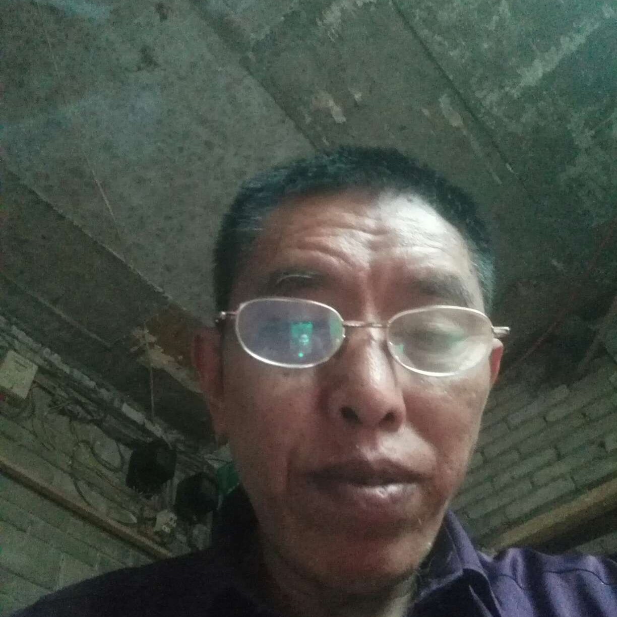 黑裤那微笑的照片