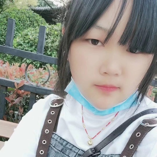迷路拿小刺猬的照片