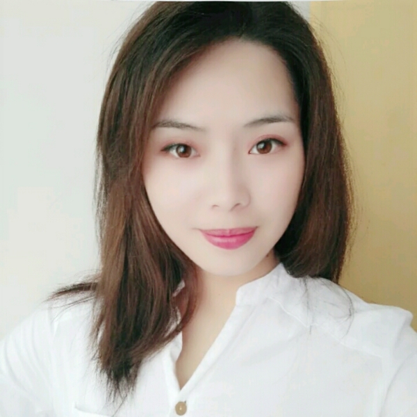 白猫邂逅可爱的照片