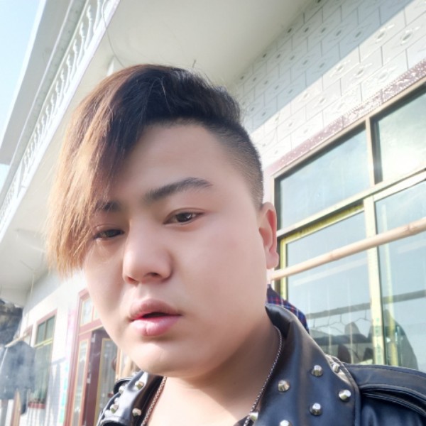 秀丽挽手碧影的照片