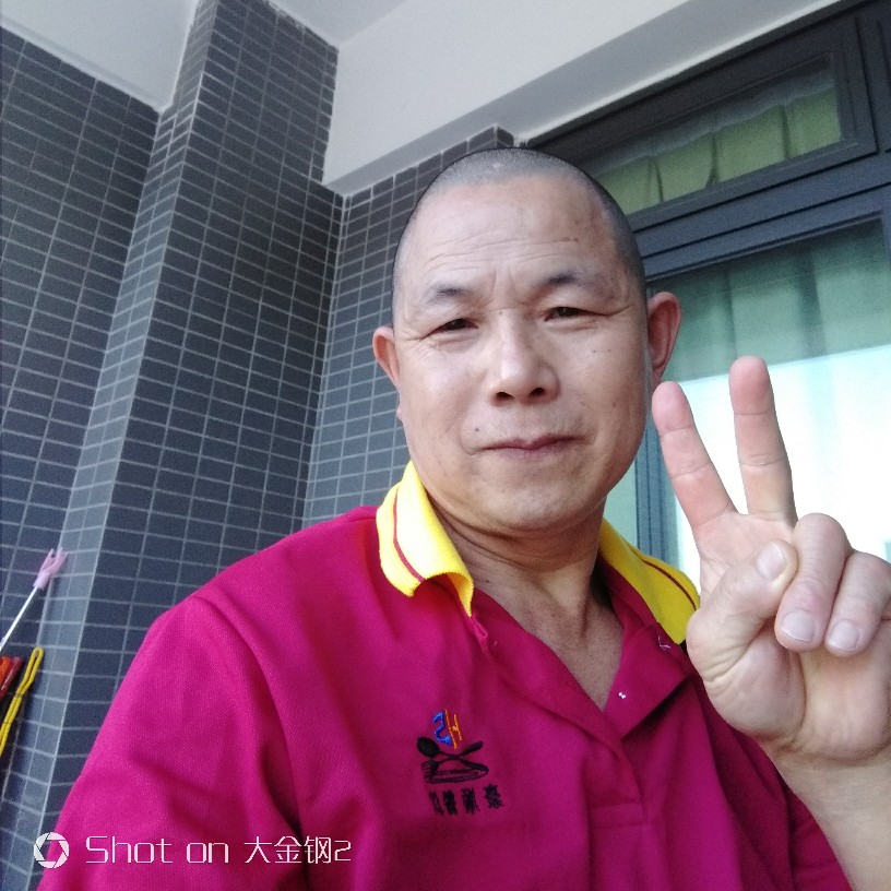 眼睛大霓裳的照片