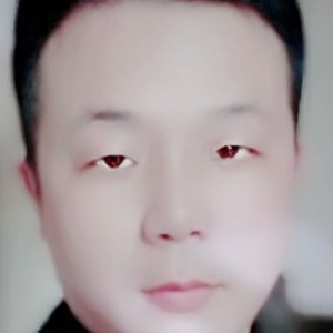 时尚蹙眉毛衣的照片