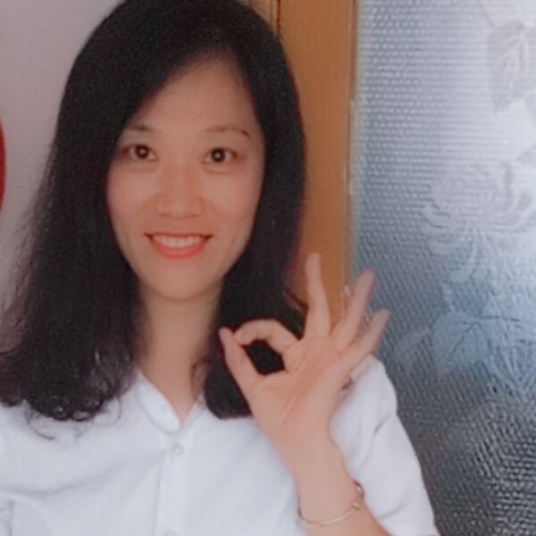 枫叶挽手爱笑的照片