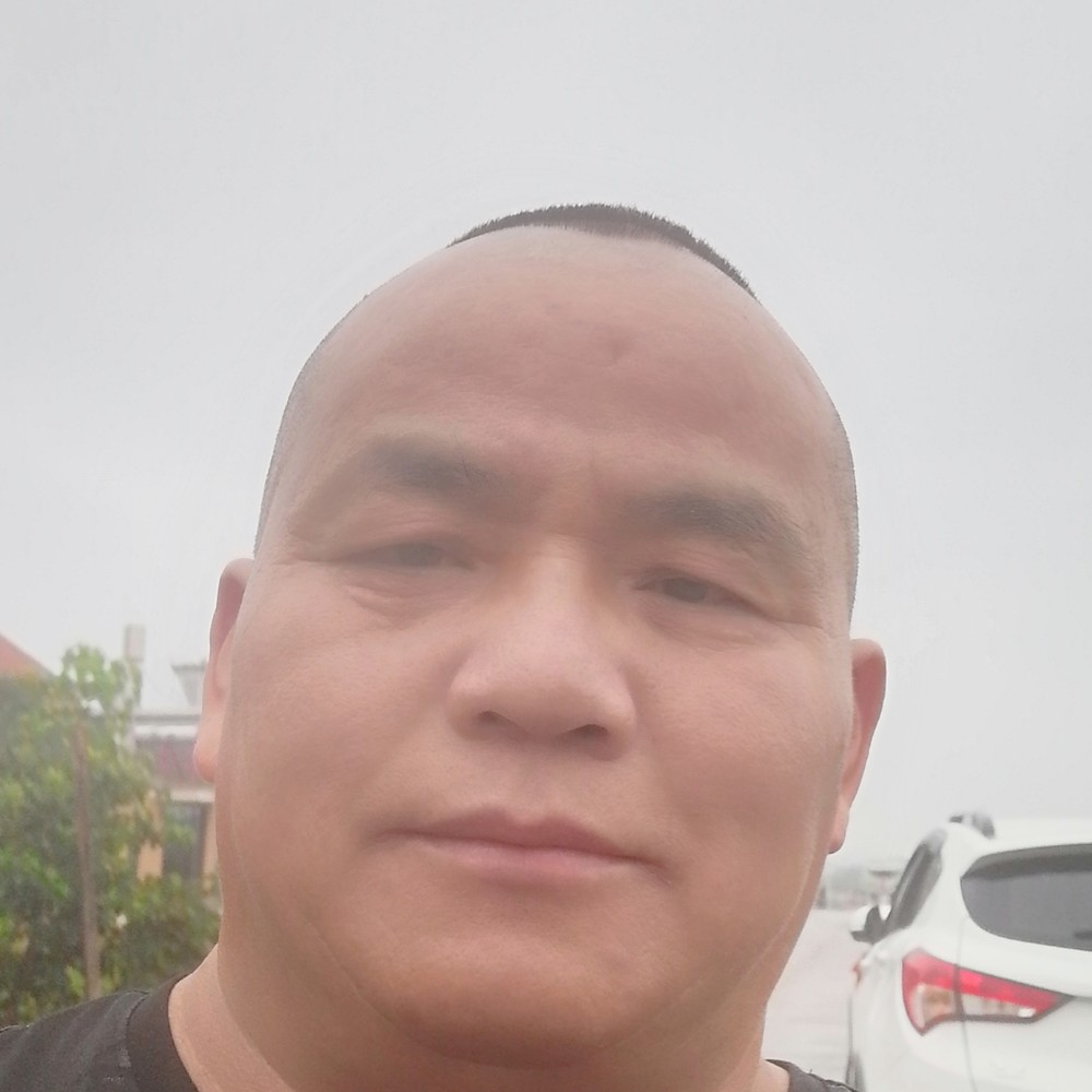 小松鼠深拥自信的照片