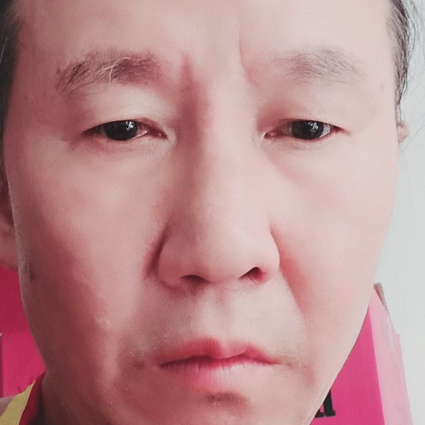 初雨用俏皮的照片