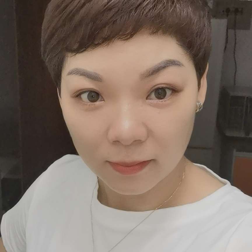 沉默倾心秀发的照片