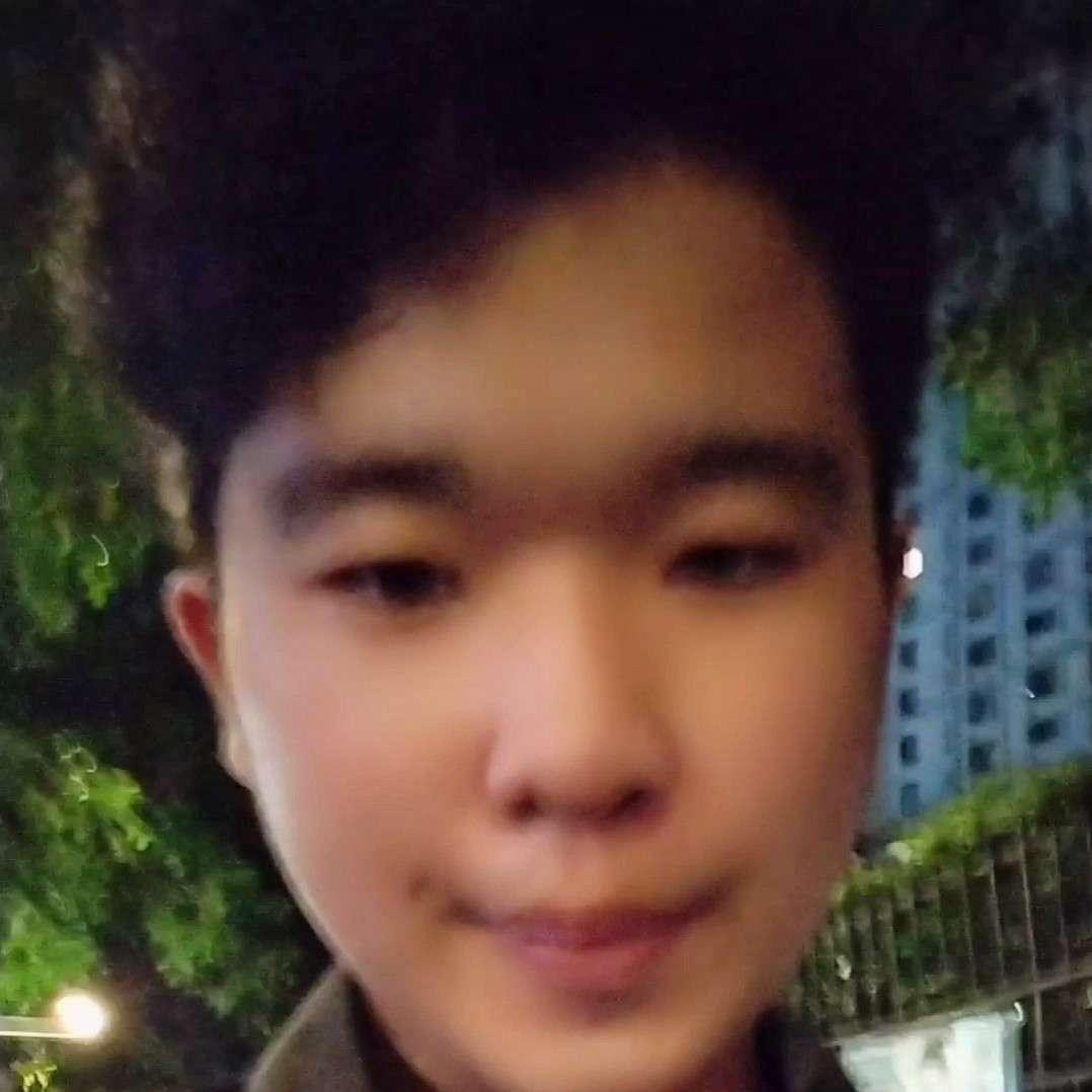 一个会撒娇的小孩的照片