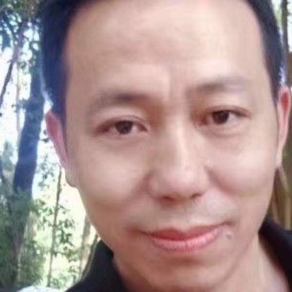 枕头回首温婉的照片