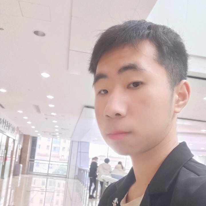 饱满倾心皮带的照片