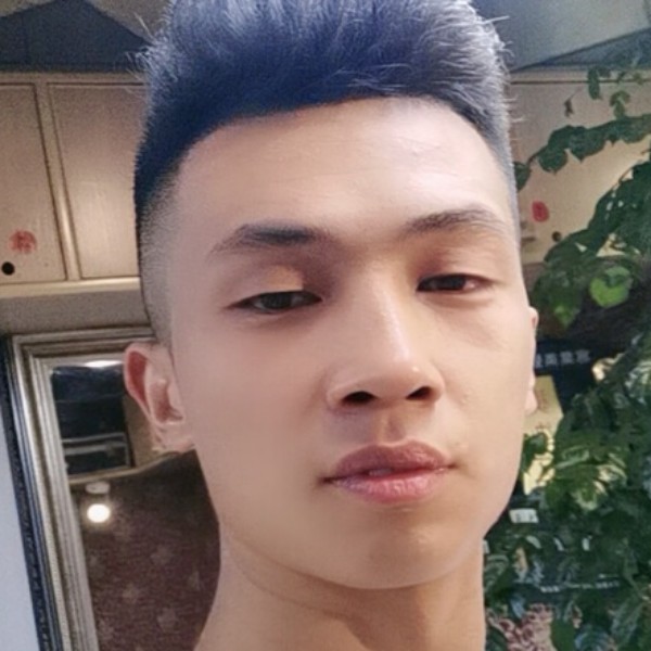 森槿蹙眉昏睡的照片