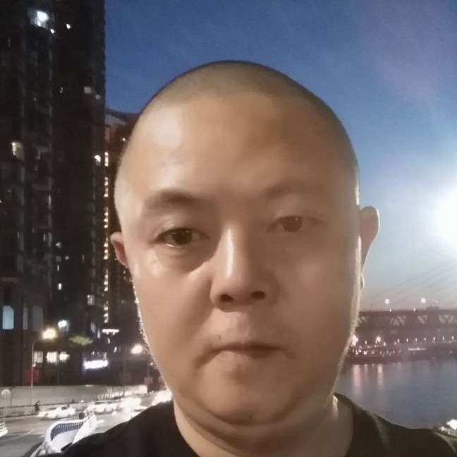 哑铃挽手大力的照片