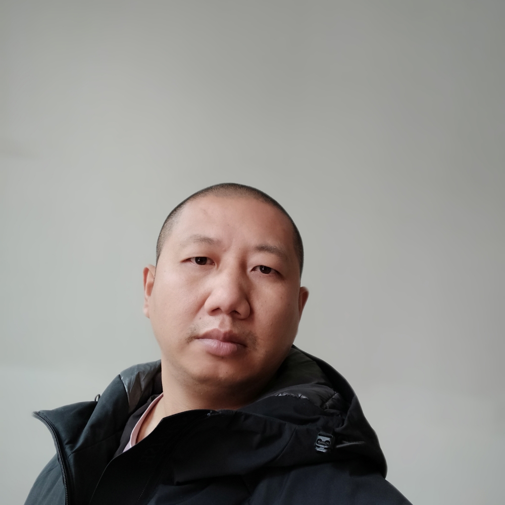 高兴踢小刺猬的照片