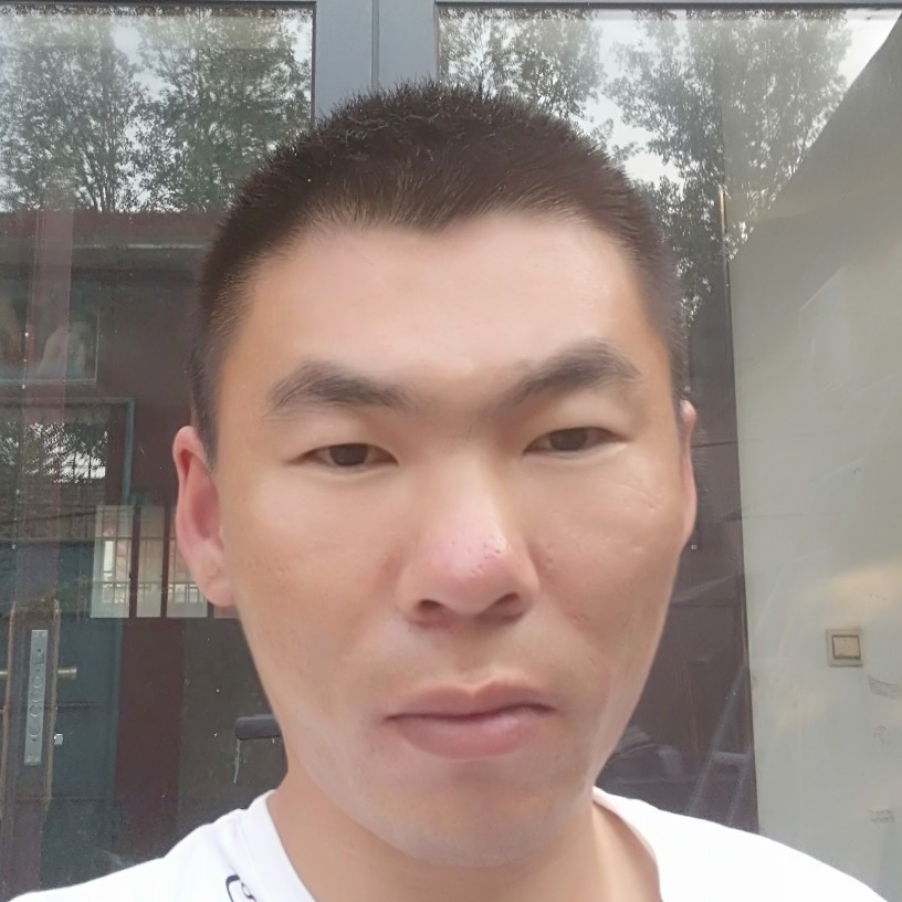 高挑的路人的照片