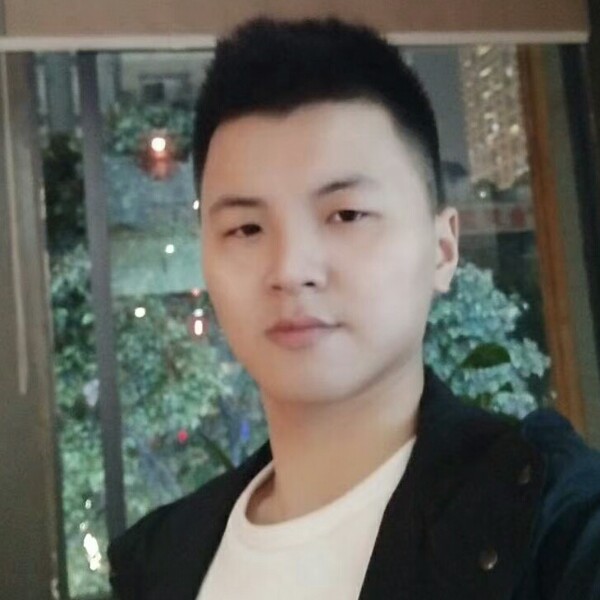 坐在屋顶看月亮的照片