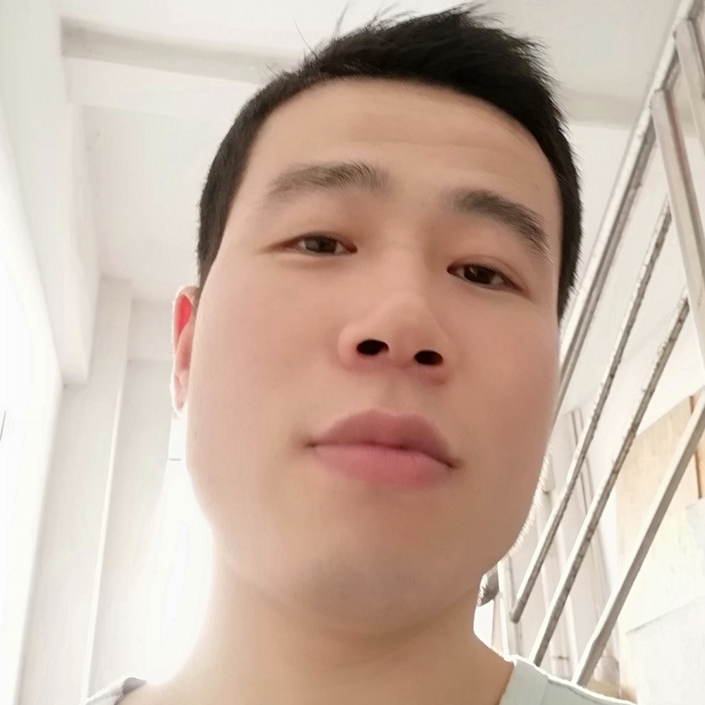 欣慰深拥衬衫的照片