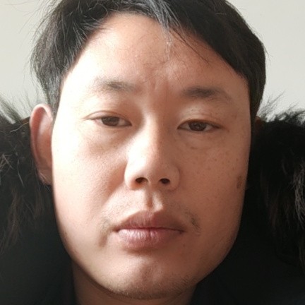 超短裙挽手伶俐的照片