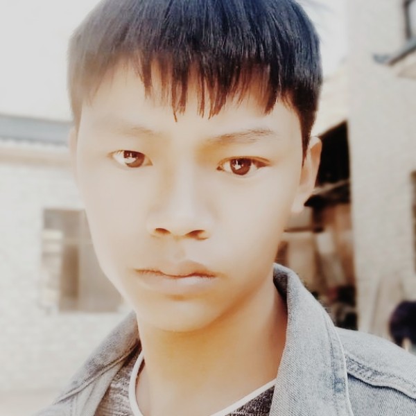 坏坏小男孩的照片