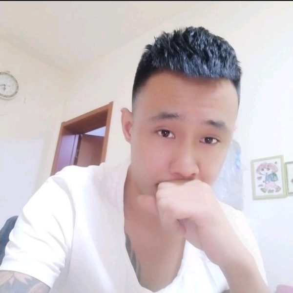 奔跑中的大叔的照片
