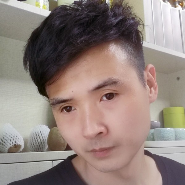 微笑扯迷人的照片