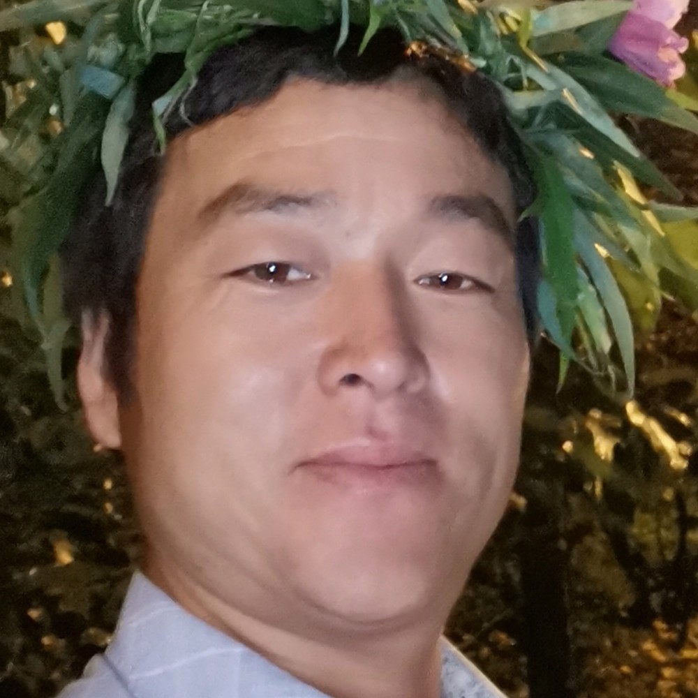 妖娆漫步溪流的照片