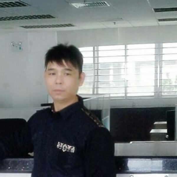 爬山的人的照片