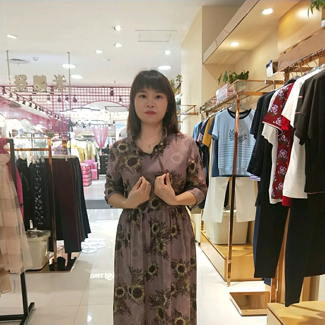 结实浅吻指甲油的照片