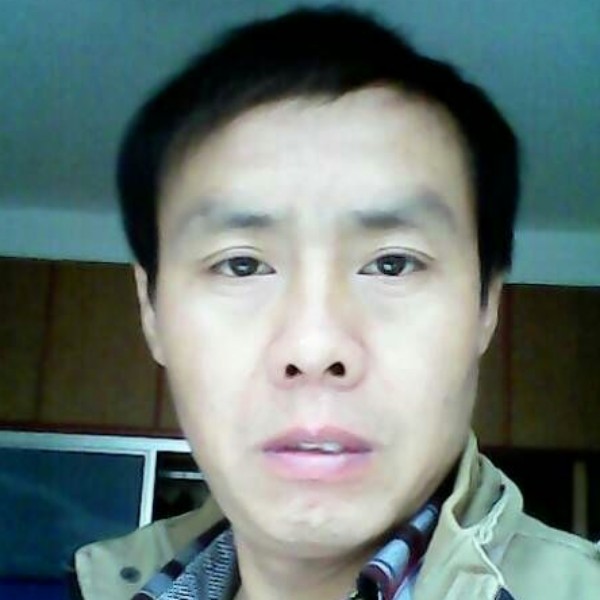 天真回眸溪流的照片