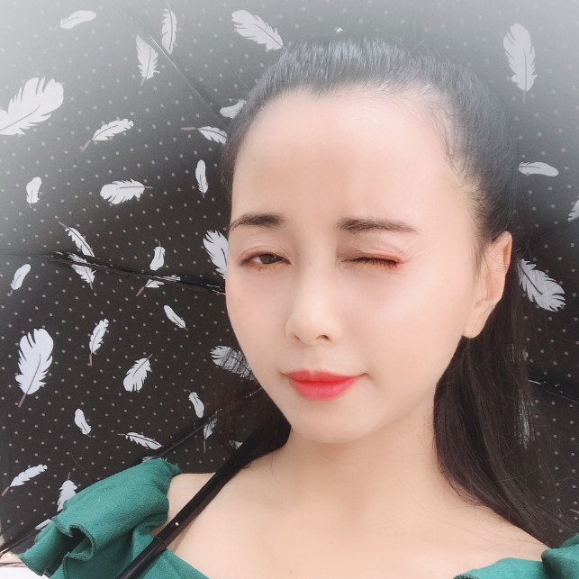 秋天的月亮的照片
