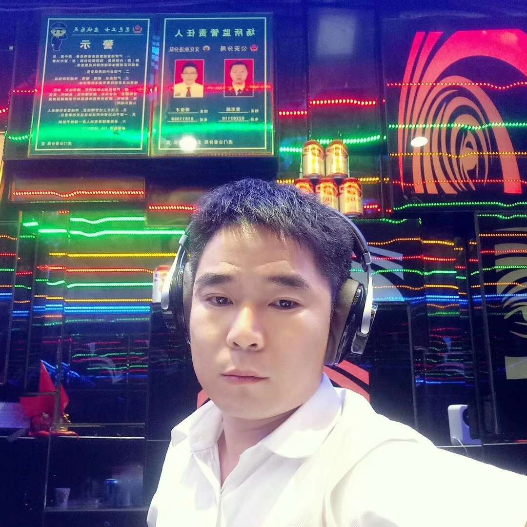 在水里哭的鱼的照片