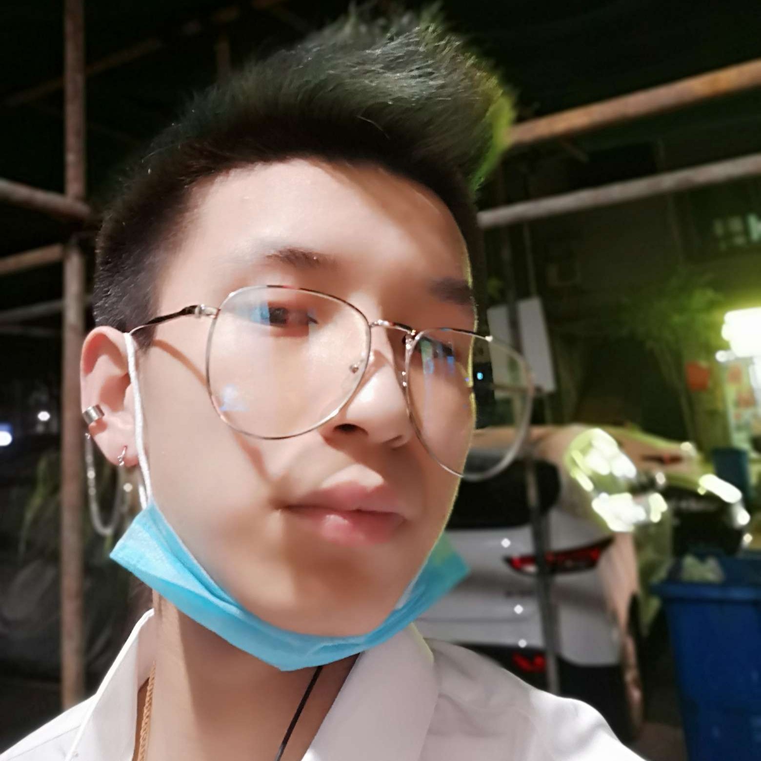 现实打电灯胆的照片