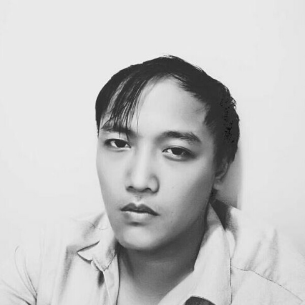 细心浅吻猫咪的照片